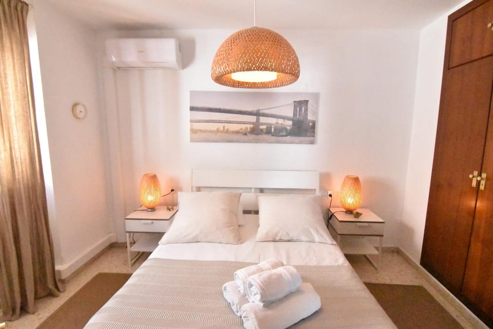 Bedroom, air conditioner