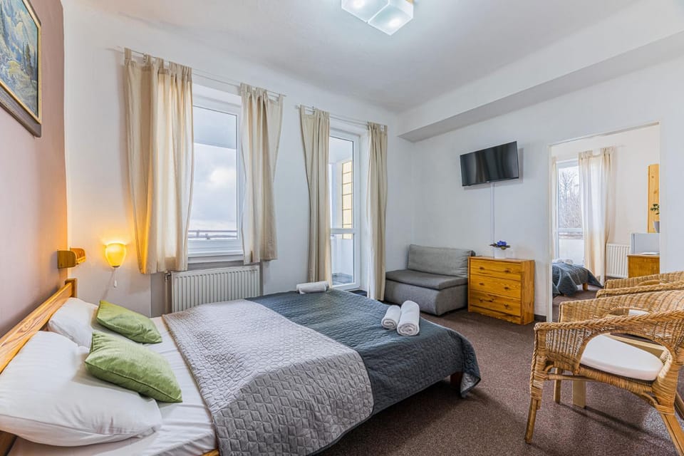 Bed, TV and multimedia, Balcony/Terrace, Seating area, Bedroom, towels