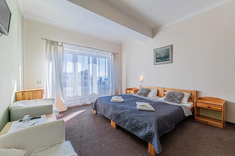 Bed, TV and multimedia, Photo of the whole room, Seating area, Bedroom, towels