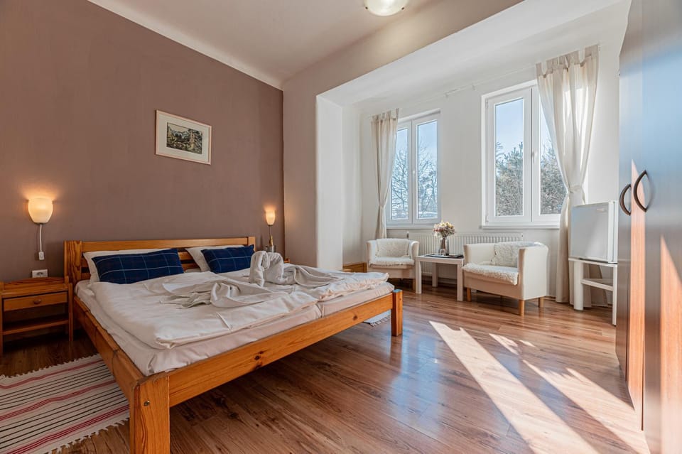 Bed, Photo of the whole room, Seating area, Bedroom, towels, wardrobe
