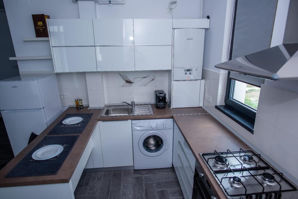 Coffee/tea facilities, Kitchen or kitchenette, Living room, Dining area