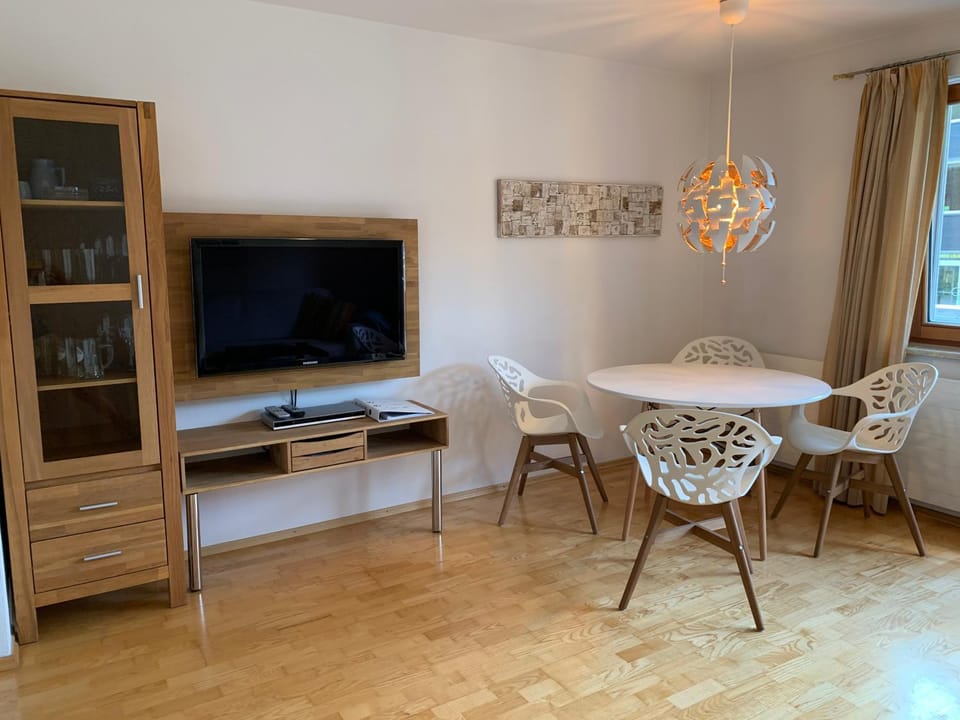 TV and multimedia, Seating area, Dining area