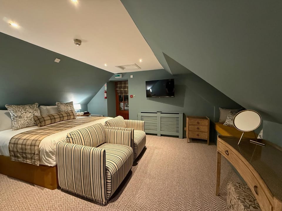 Bed, Seating area, Bedroom