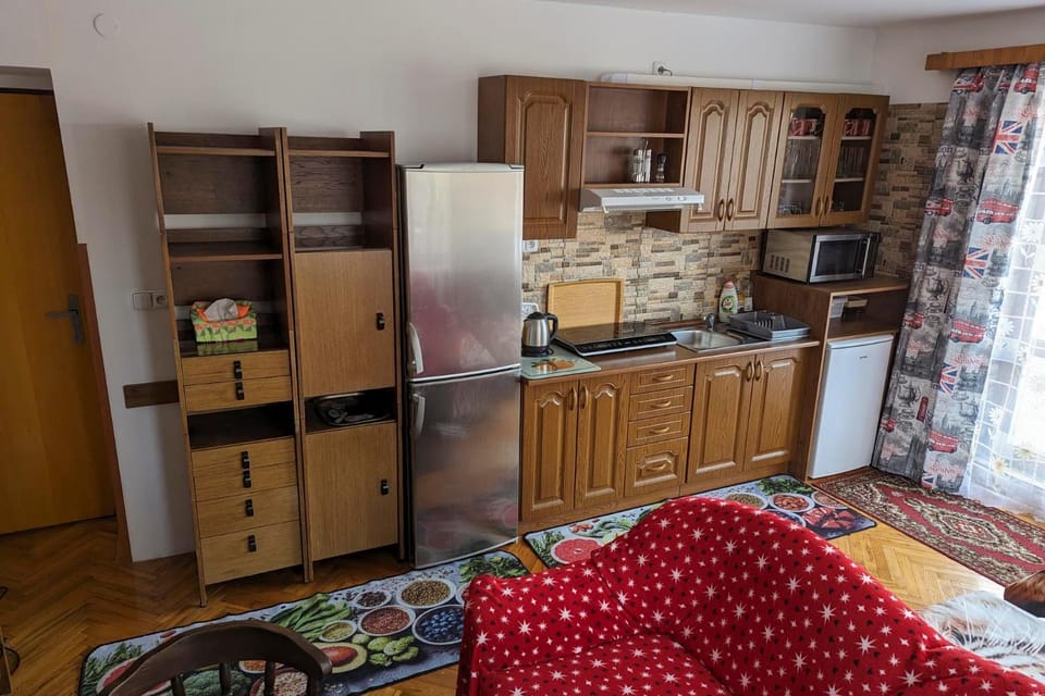 Kitchen or kitchenette, oven, stove