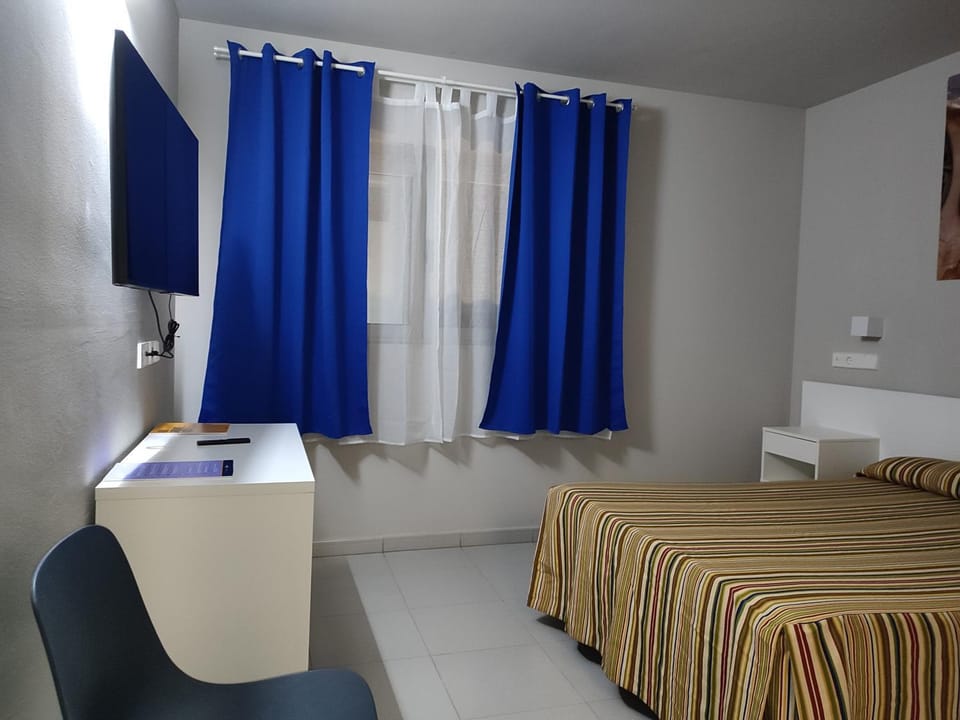 Bed, TV and multimedia, Bedroom