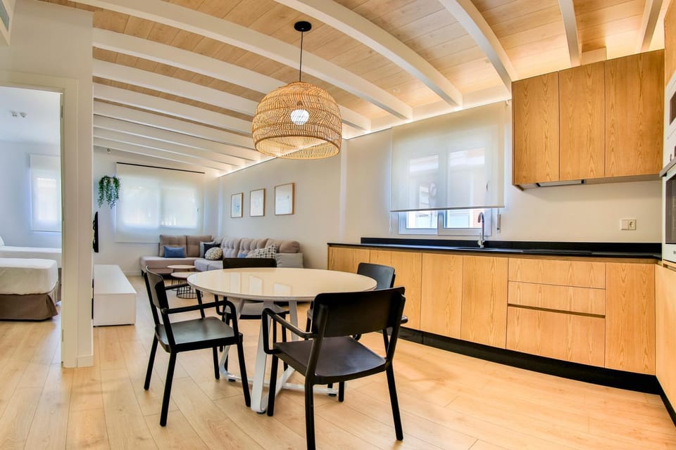 Kitchen or kitchenette, Dining area