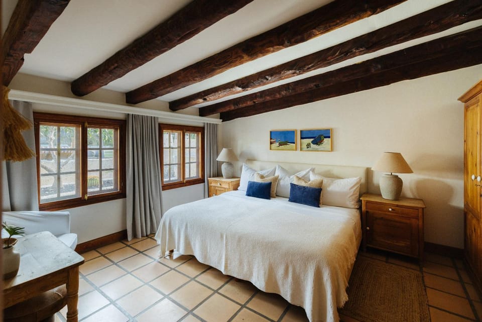 Bed, Bedroom, Garden view, Mountain view, Pool view, safe