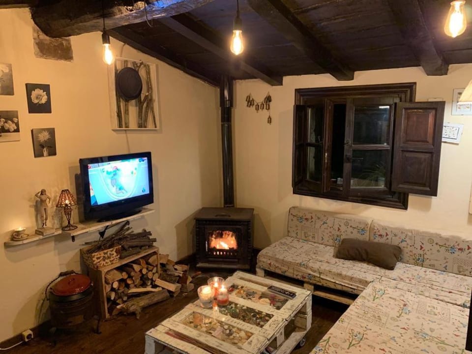 TV and multimedia, Living room, Seating area, fireplace