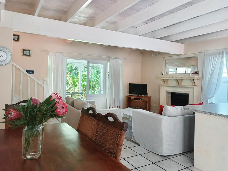 TV and multimedia, Living room, Dining area