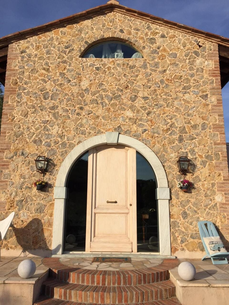 Property building, Patio, Facade/entrance, View (from property/room), Decorative detail, Mountain view, Quiet street view, Inner courtyard view