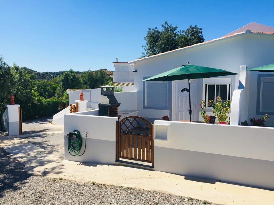 Property building, Patio, Facade/entrance, BBQ facilities, Balcony/Terrace, Street view