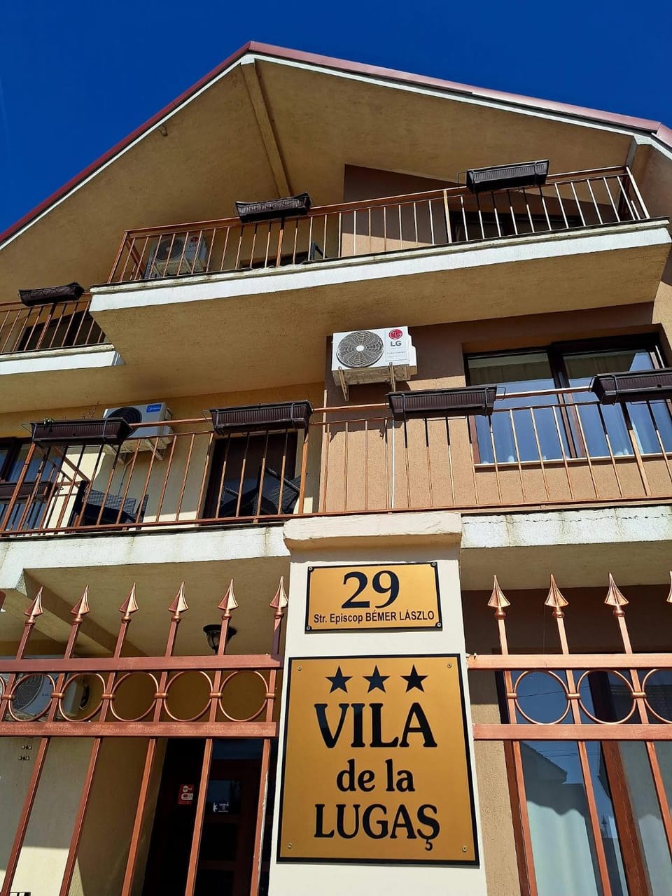 Property building, Facade/entrance, Day, Property logo or sign, Street view, Parking
