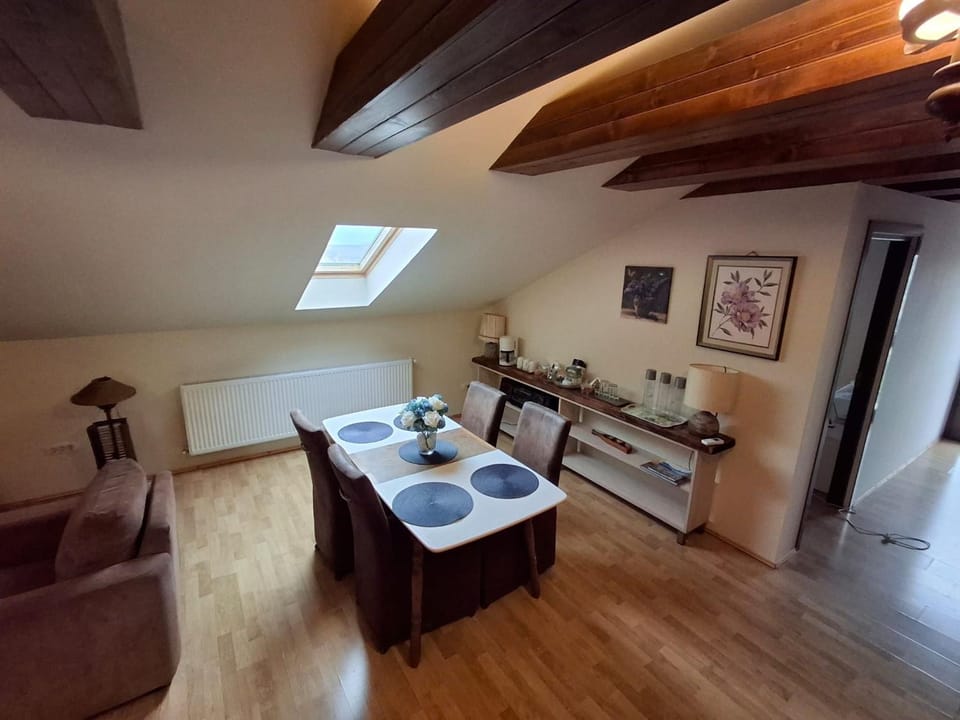 Shower, Communal lounge/ TV room, TV and multimedia, Kitchen or kitchenette, Living room, Spa and wellness centre/facilities, Seating area, Dining area, Bedroom, hair dryier, internet, dryer, air conditioner