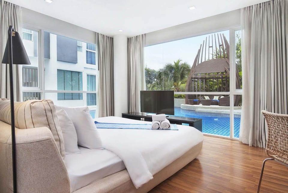 Bed, Pool view