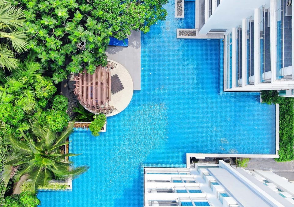 Bird's eye view, Pool view