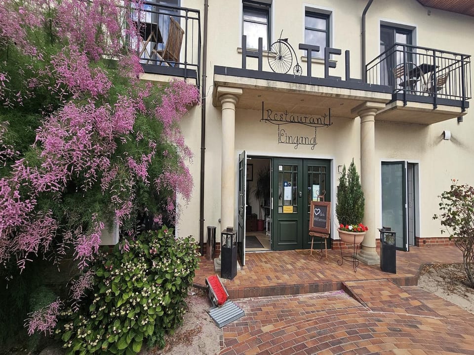 Property building, Restaurant/places to eat
