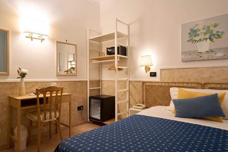 Bed, Photo of the whole room, Bedroom, Inner courtyard view, furniture, minibar, safe, wardrobe