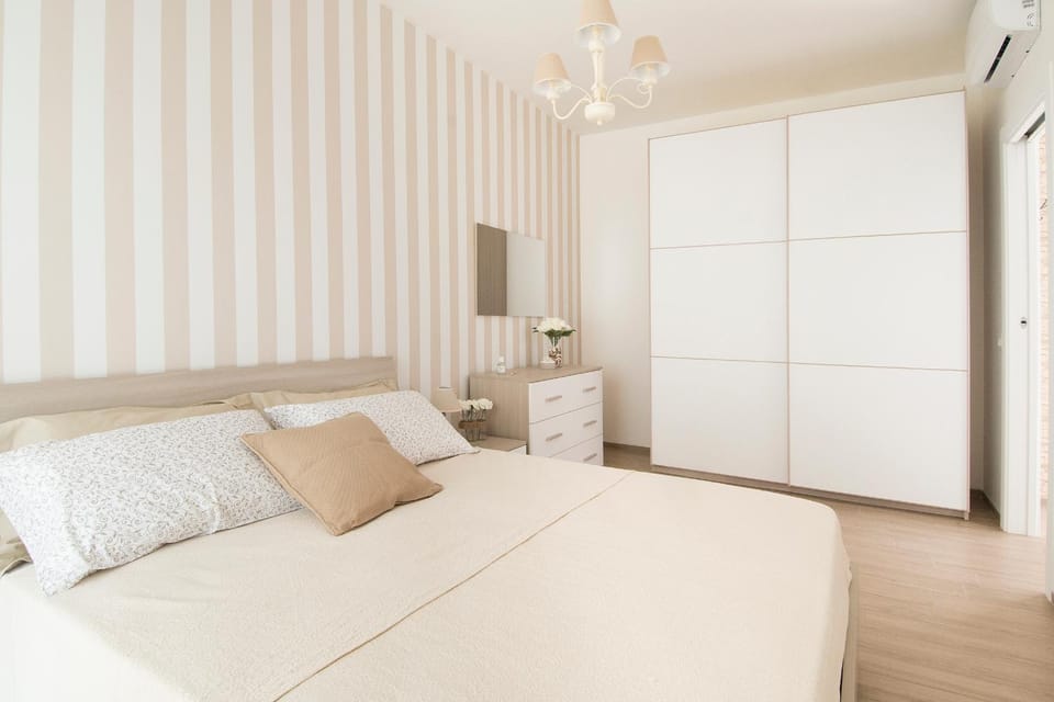 Photo of the whole room, Bedroom