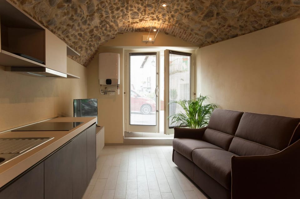 Coffee/tea facilities, Living room, Seating area, Dining area