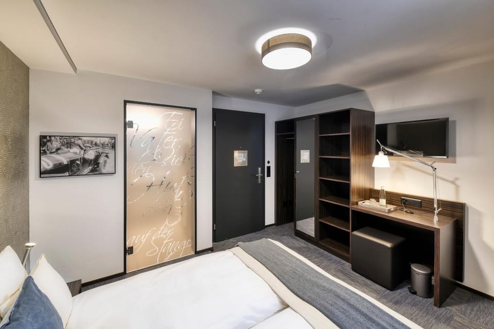Bed, TV and multimedia, Photo of the whole room, wardrobe, acessibility