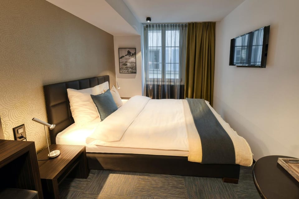 Bed, TV and multimedia, Photo of the whole room