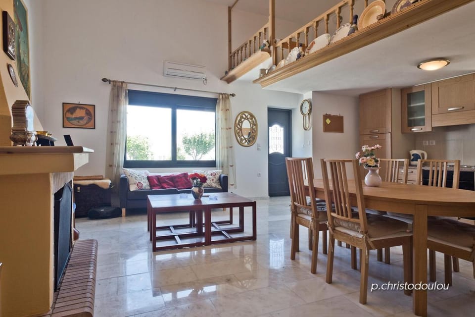 TV and multimedia, Kitchen or kitchenette, Living room, Seating area, Dining area