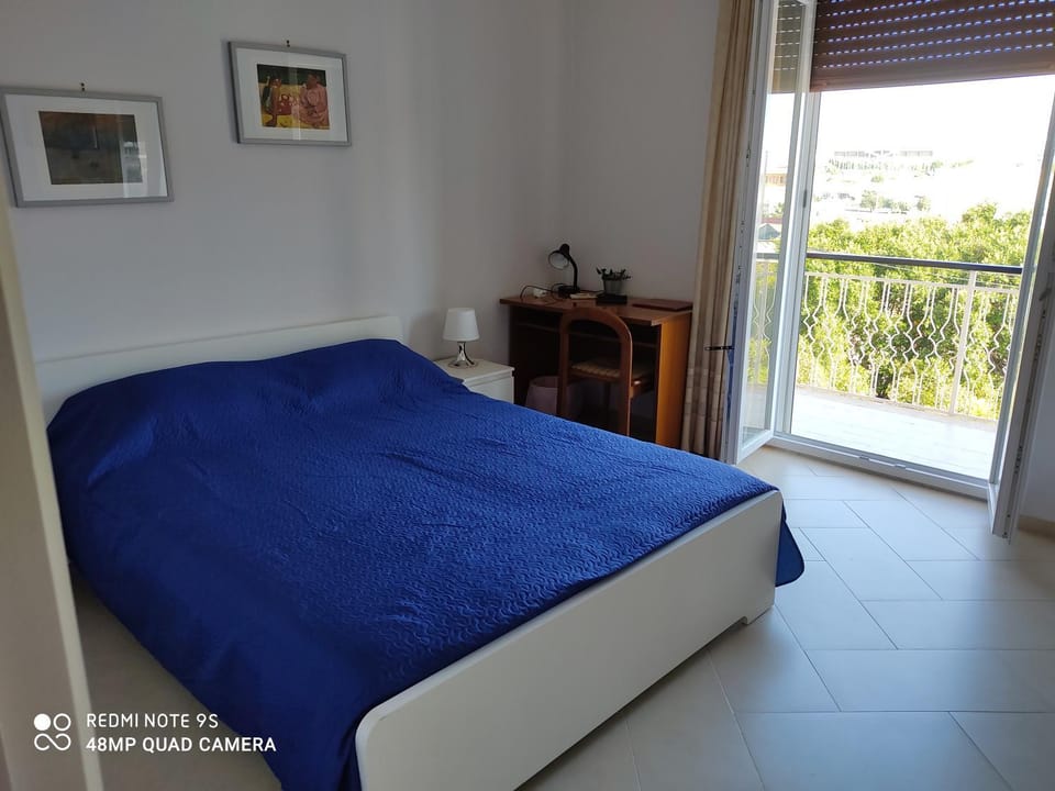 Photo of the whole room, Bedroom, Garden view