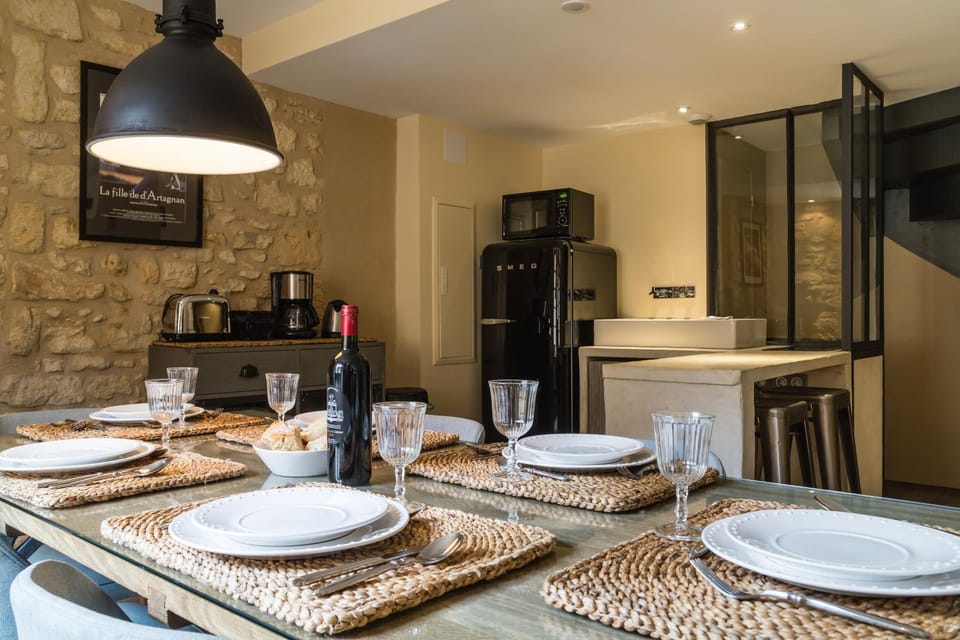 Kitchen or kitchenette, Dining area