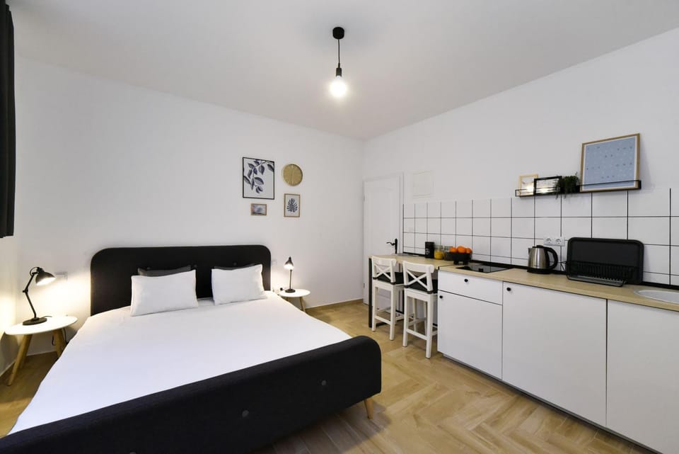 TV and multimedia, Coffee/tea facilities, Kitchen or kitchenette, Living room, Dining area, Bedroom