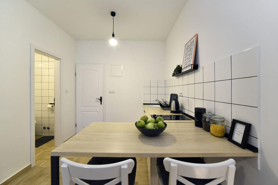 Coffee/tea facilities, Kitchen or kitchenette, Living room, Bedroom
