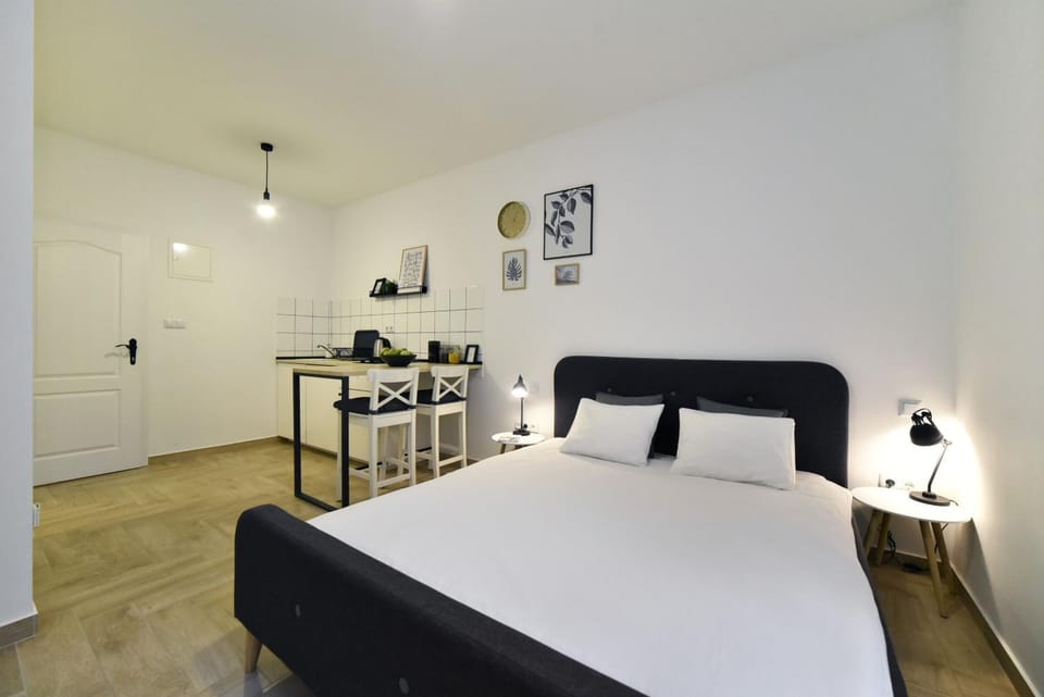 TV and multimedia, Coffee/tea facilities, Kitchen or kitchenette, Living room, Seating area