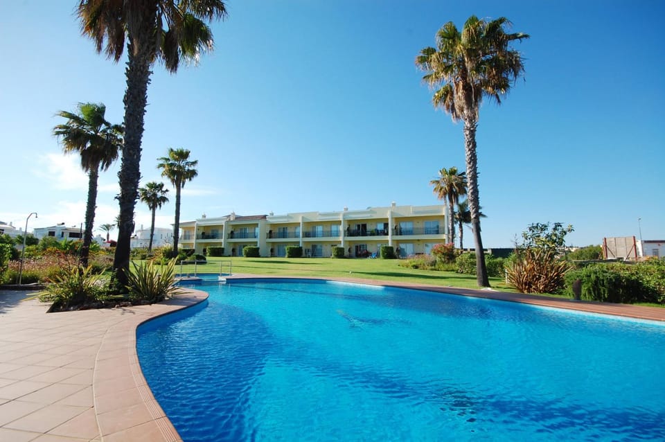 Apartment Coelha Beach - Pool - Free Wi-Fi - Air Con Apartment in Guia