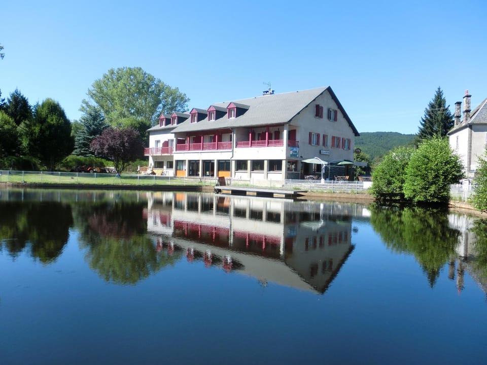 Patio, Communal lounge/ TV room, Facade/entrance, Natural landscape, Bird's eye view, BBQ facilities, Garden, Skiing, Balcony/Terrace, Lobby or reception, Lounge or bar, Banquet/Function facilities, Hiking, Cycling, Meeting/conference room, Pets, group of guests