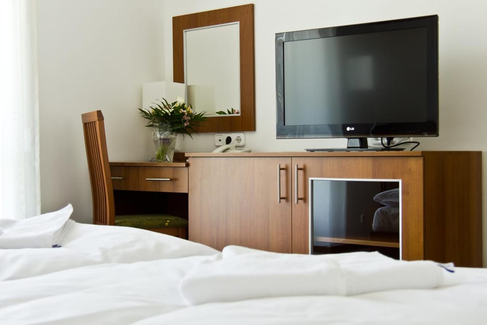 Toilet, Bathroom, TV and multimedia, Balcony/Terrace, Bedroom, Inner courtyard view