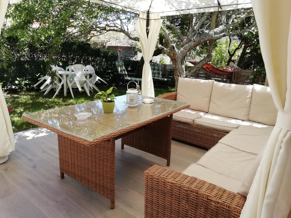 Patio, BBQ facilities, Garden, TV and multimedia, Dining area