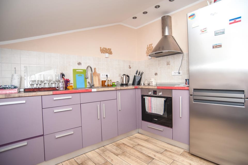 Kitchen or kitchenette, pet friendly, stove