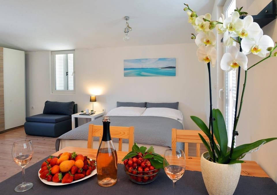 Living room, Seating area, Dining area, Bedroom, On site