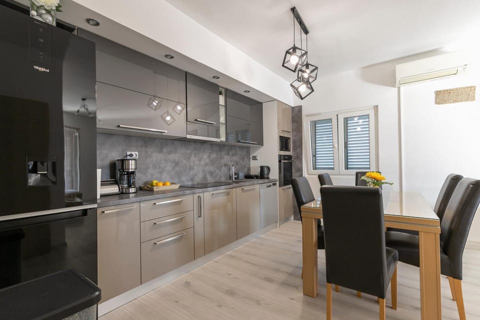 Dining area, kitchen