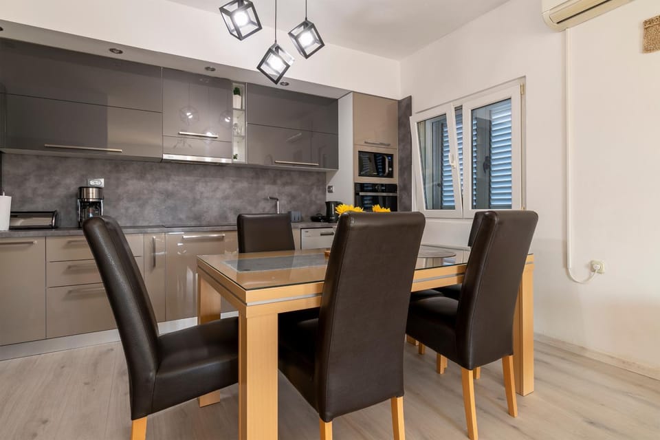 Dining area, kitchen