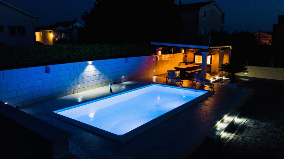 Swimming pool, Swimming pool