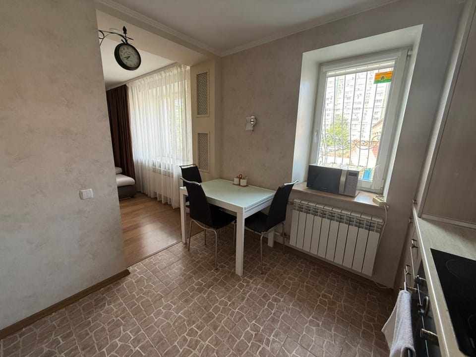 Photo of the whole room, Dining area