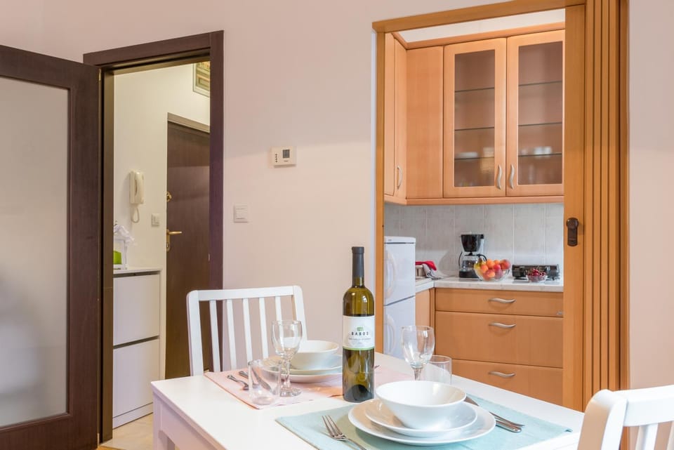 Dining area, Drinks, kitchen