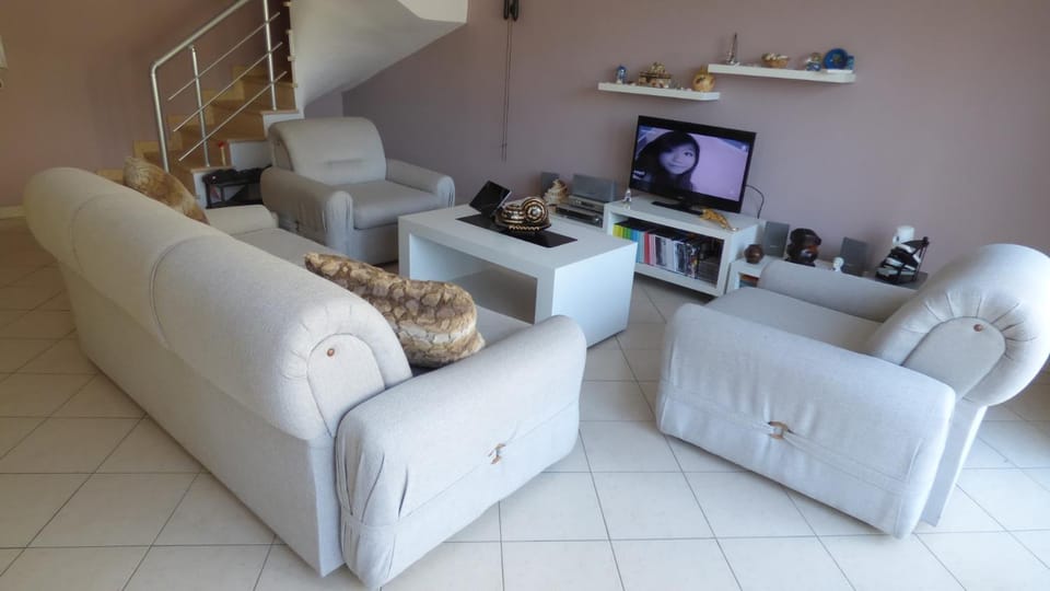 TV and multimedia, Living room, Seating area, Mountain view