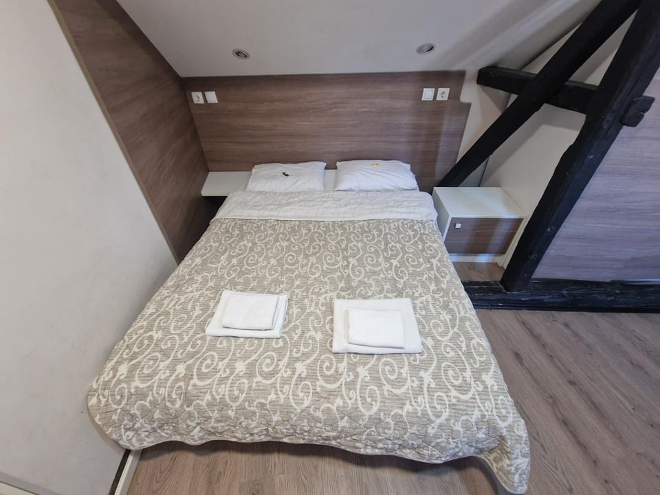 Bed, Bedroom, towels