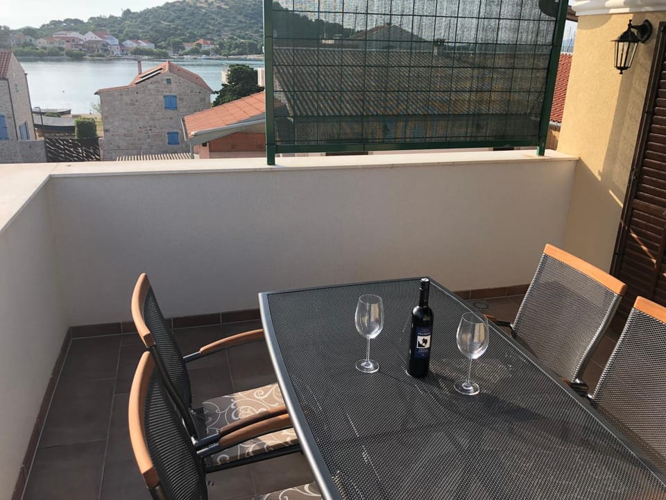 Mountain view, Sea view