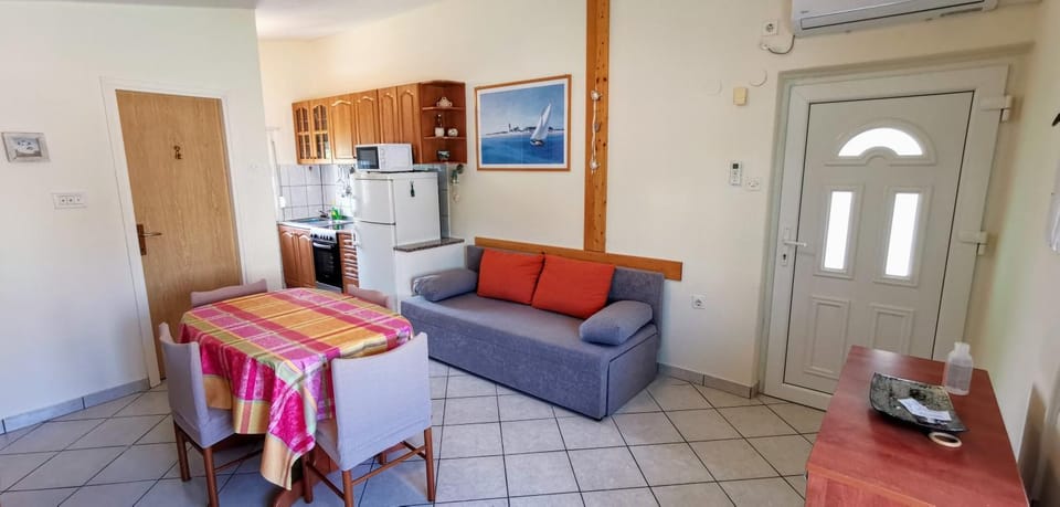 Kitchen or kitchenette, Living room, Dining area, oven