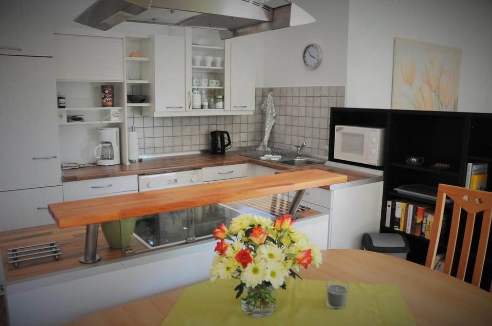 Kitchen or kitchenette, Photo of the whole room, Decorative detail