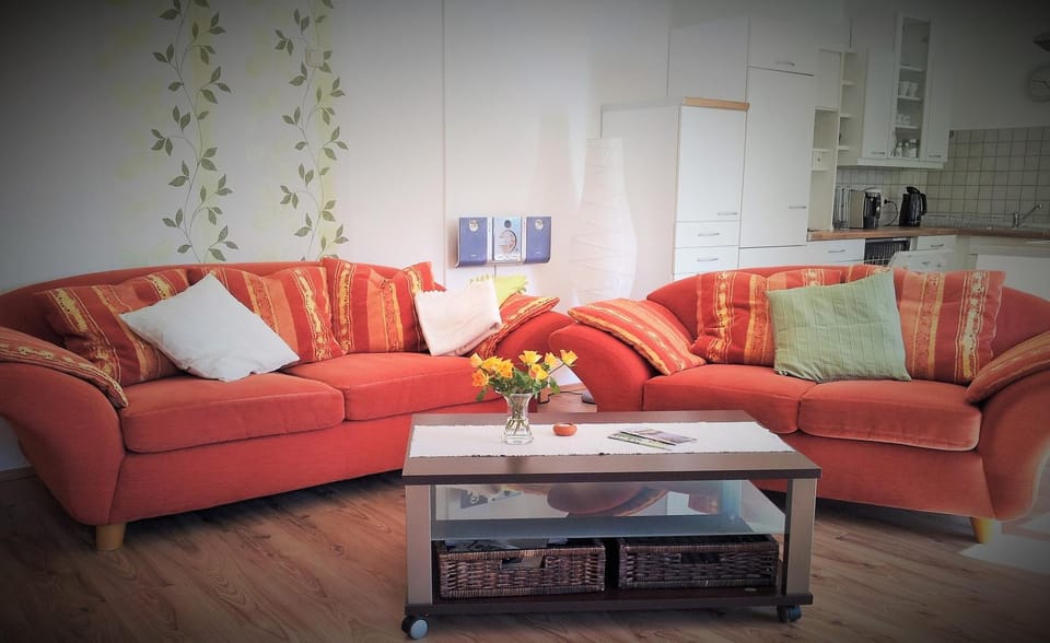 Living room, Photo of the whole room, Decorative detail, Seating area
