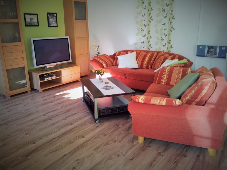 TV and multimedia, Living room, Photo of the whole room, Decorative detail, Seating area