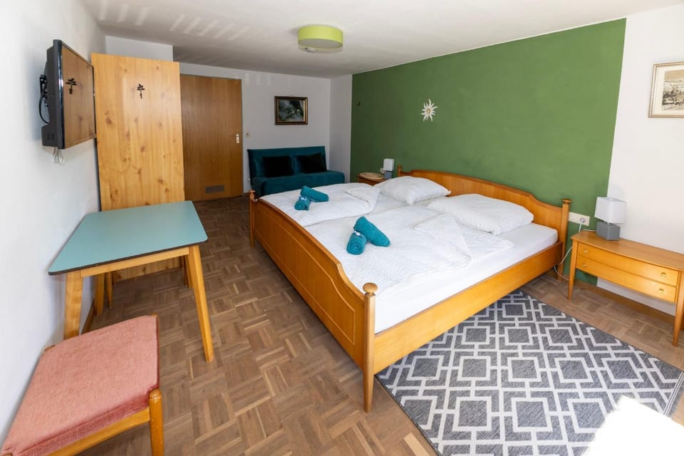 Bed, TV and multimedia, Living room, Photo of the whole room, Bedroom, towels, wardrobe